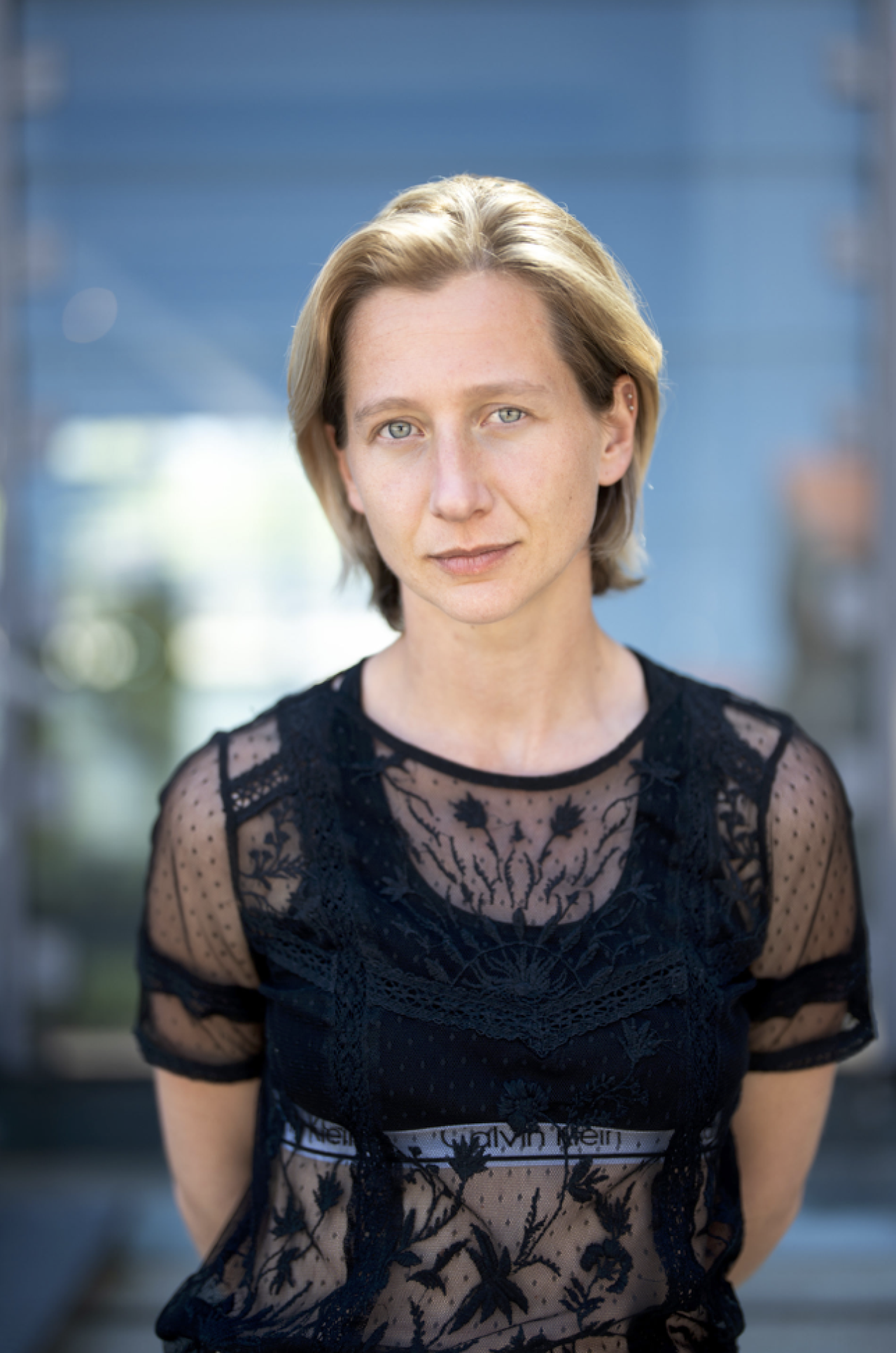 Portrait einer Frau mit kinnlangen blonden Haaren.