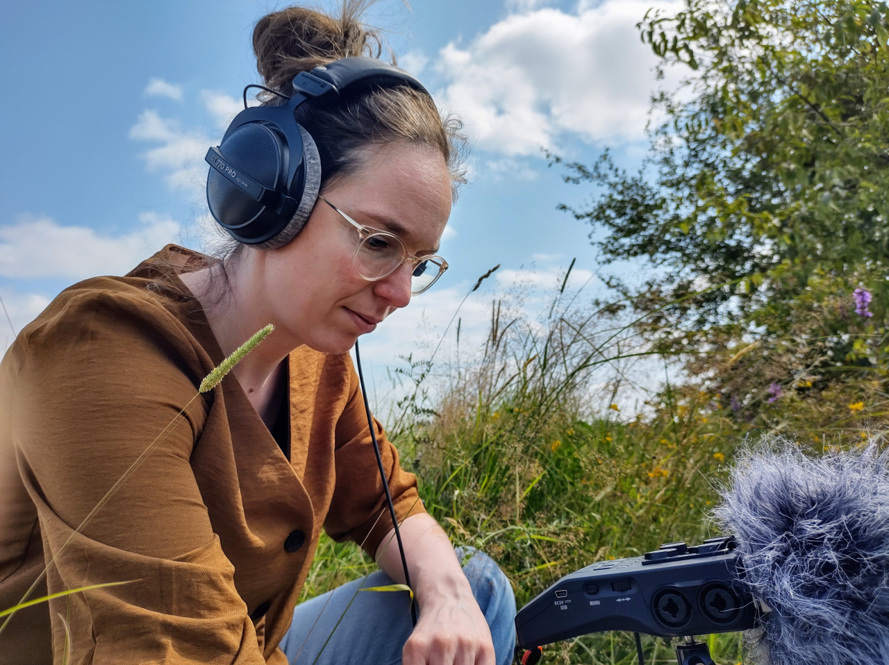 Marieke van de Ven doing field recordings