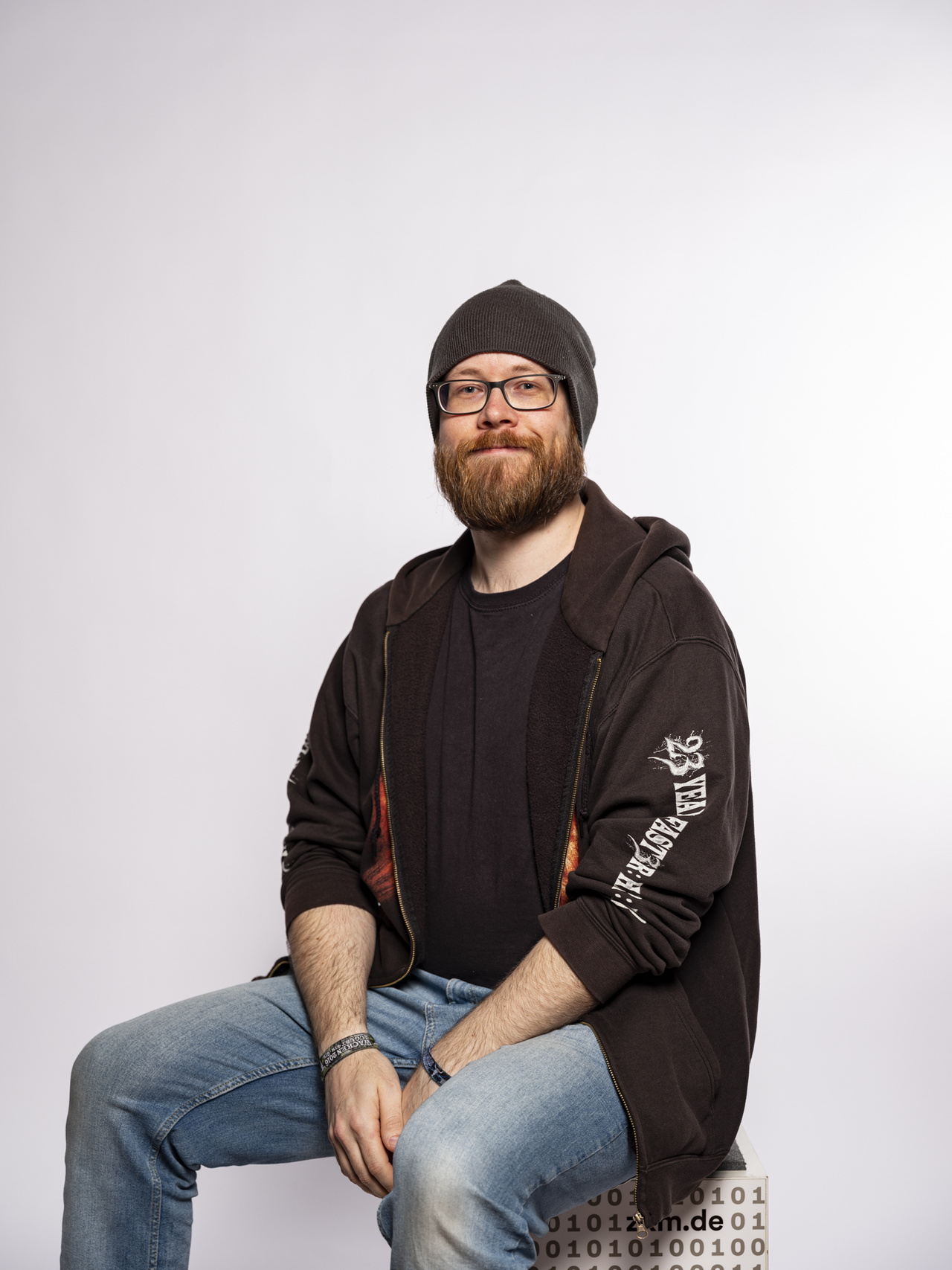 Henning Möller sitzend, in die Kamera schauend 