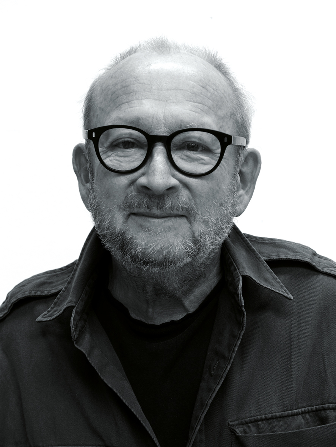 Schwarz-weiß Portrait des Künstlers Ulrich Bernhardt