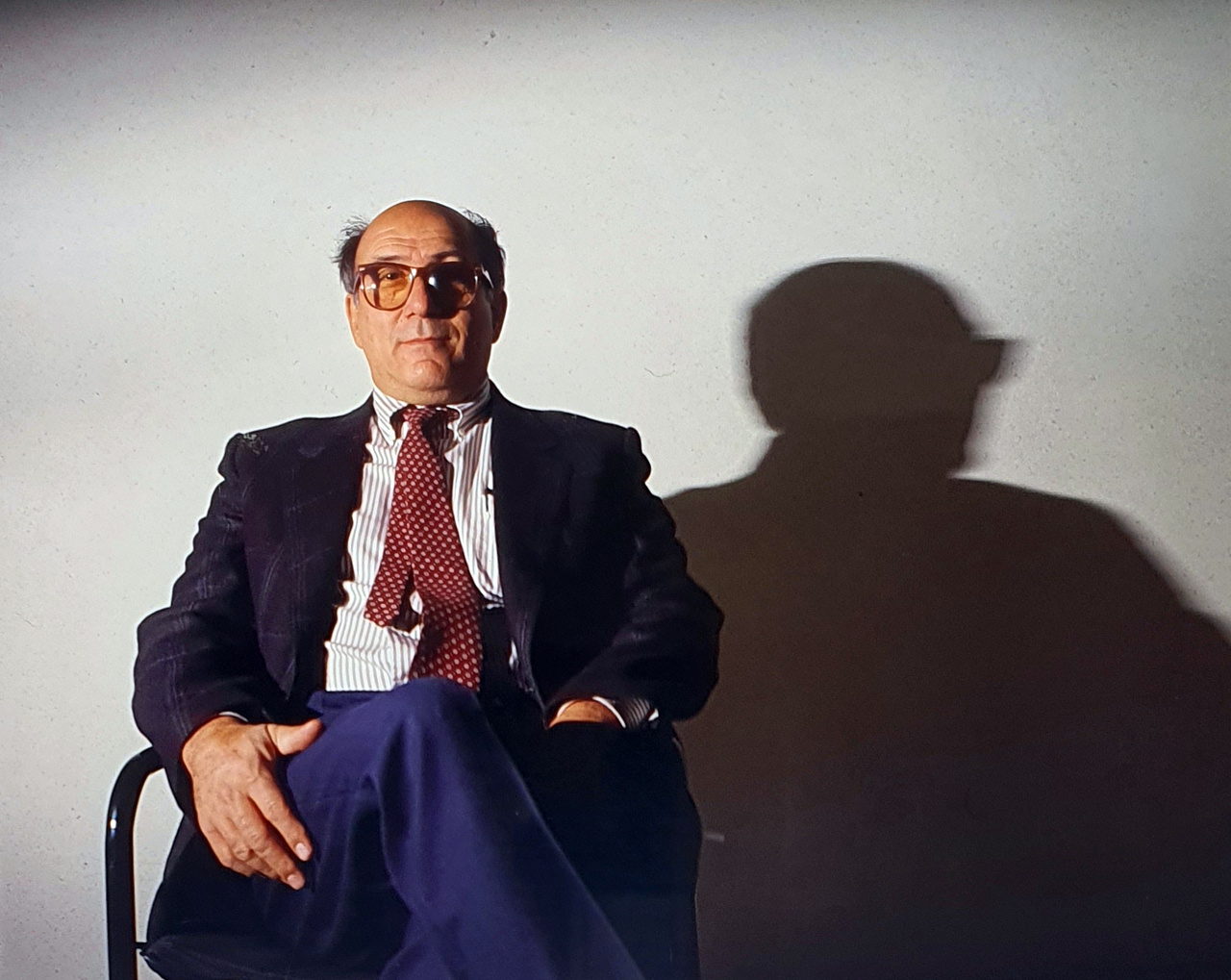 Portrait einer Person vor weißem Hintergrund.