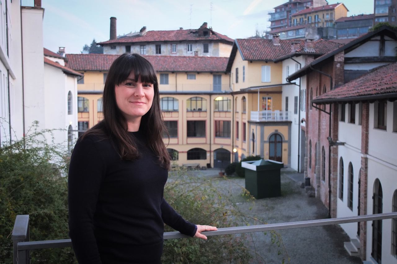 Eine Frau vor einem Haus.