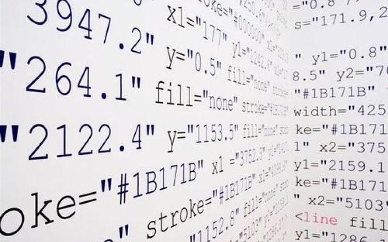 Perspektivische Fotografie einer Wandinstallation mit Computercode