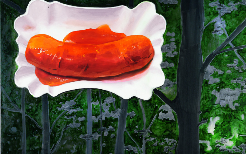 Eine Currywurst scheint in Baumkronen zu schweben.