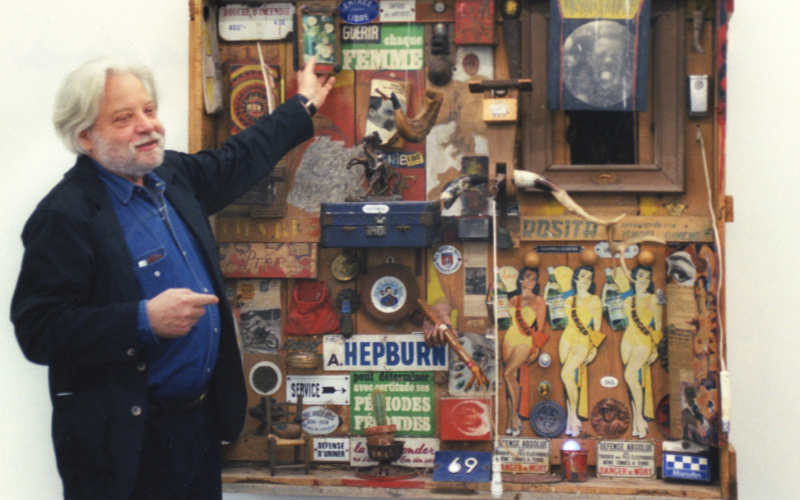 Jean-Jacques Lebel zeigt auf eine Collage