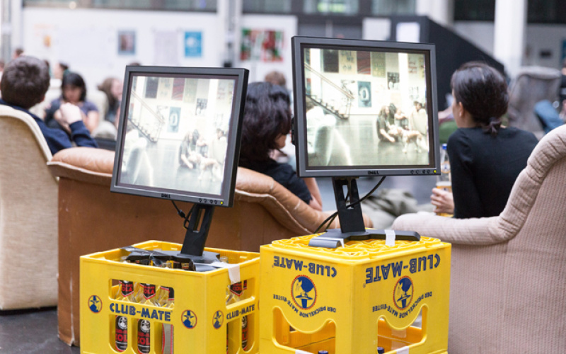 Computerbildschirme auf Getränkekisten