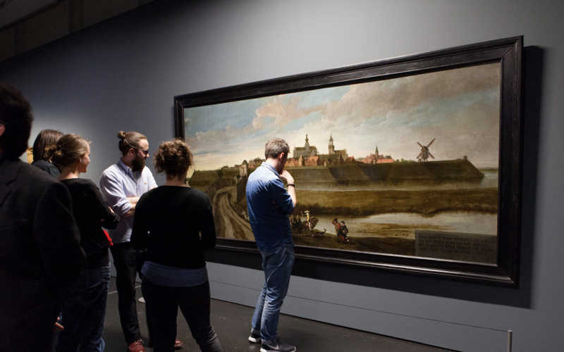 Personen in der Ausstellung »Mapping Spaces« vor einem Gemälde