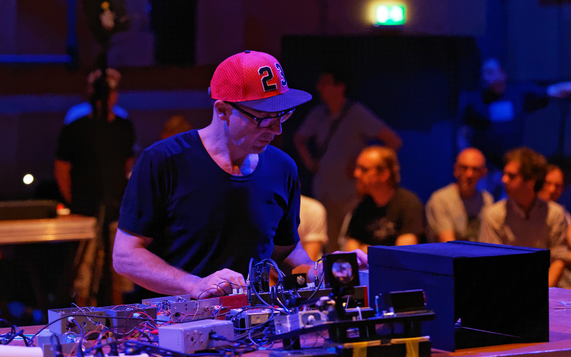 The photo shows Gert-Jan Prins during the performance »Black Smoking Mirror« at »sonic experiments« in July 2015.