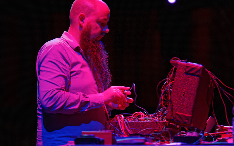 The photo shows the sound artist and musician Keith Whitman during his performance at festival »sonic experiments« in July 2015.