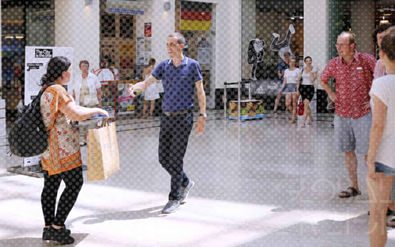 Menschen in Einkaufszentrum
