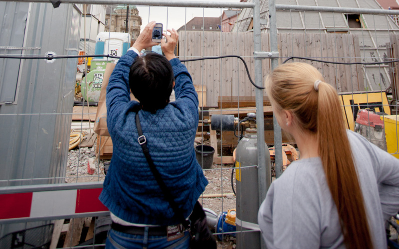 Ein Haus an einem Kran