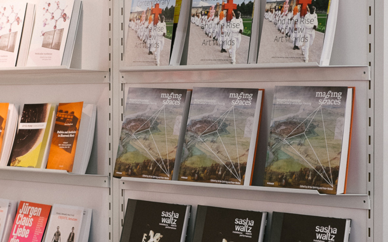 Eine Wand mit verschiedenen Publikationen