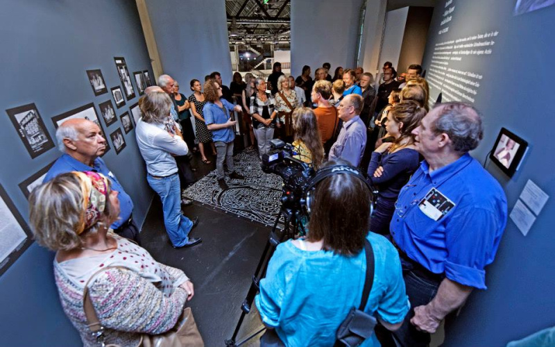 Menschen im Ausstellungsraum