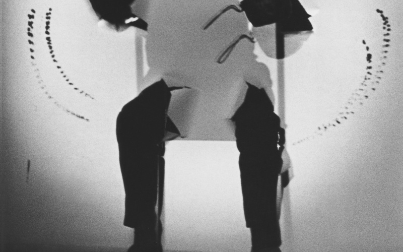 Schwarz-weiß Bild einer Silhouette, die auf einem Stuhl sitzt