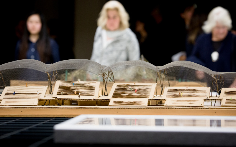 Besucher in der Ausstellung »Frei Otto. Denken in Modellen«