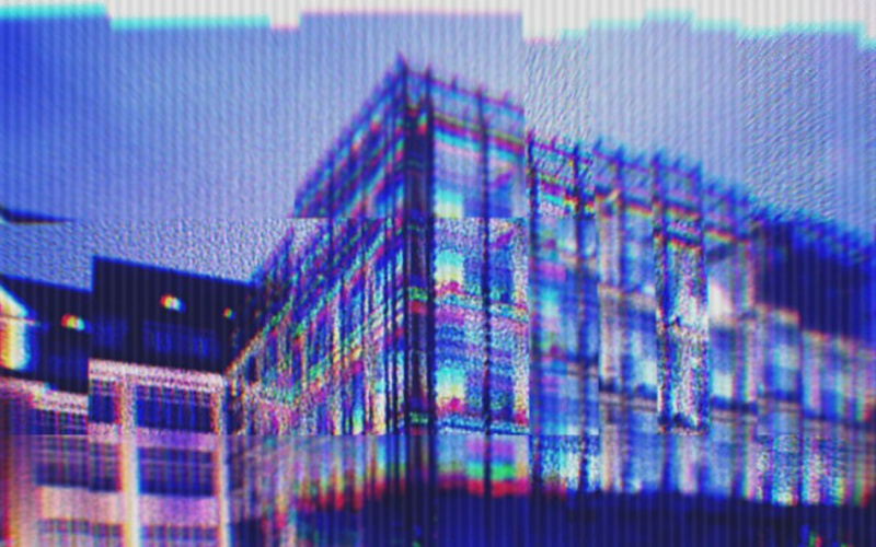 Ein digital verzertes Bild des ZKM Kubus, das am Abend aufgenommen wurde.