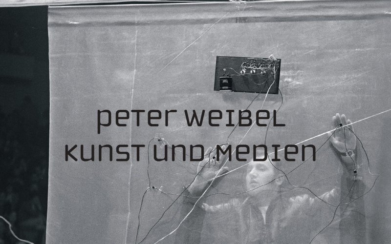 Cover der Publikation: hellgrau und Person mit erhobenen Armen im Hintergrund