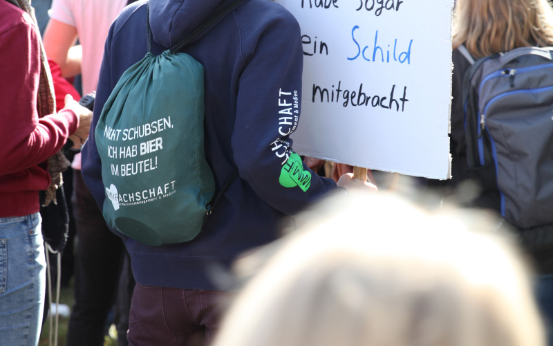 Zu sehen ist ein Ausschnitt einer Menschenmenge und ein Plakat mit der Aufschrift "Ich bin so wütend, ich habe sogar ein Bild mitgebracht!"