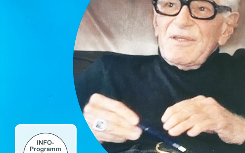 Cover der DVD »Hans Heinz Holz: Spekulatives Denken«: Porträt des Philosophen Hans Heinz Holz auf blauem Hintergrund.