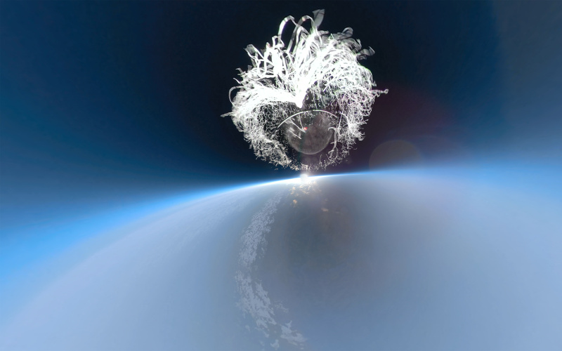 Foto eines weißen Luftballons, der in der Stratosphäre zerplatzt.