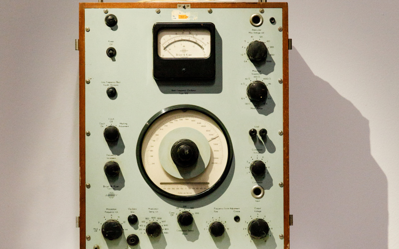 Blick in die Ausstellung »Durch den schalldichten Vorhang. Das Experimentalstudio des Polnischen Rundfunks«