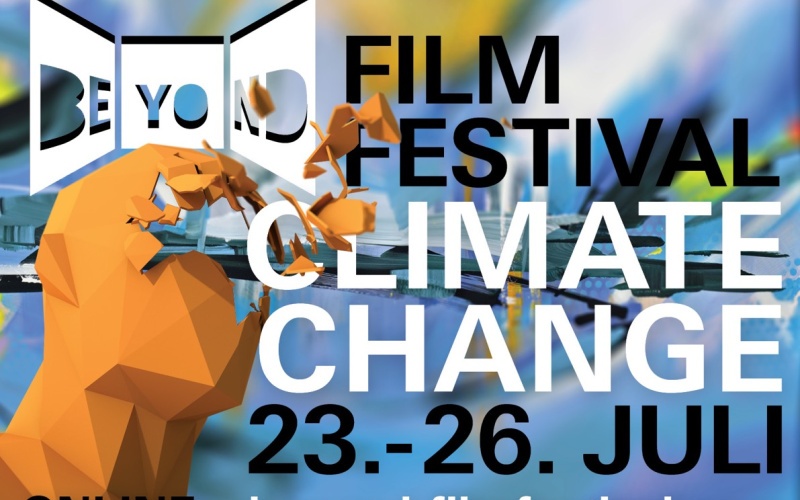 Ein Kopf geformt aus geometrischen Formen der sich an der Stirn öffnet. Dort steht in großen Buchstaben »Beyond Film Festival Climate Change«