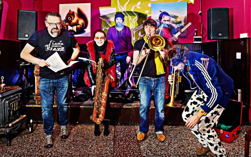 Das Foto zeigt die Band Plankton bunt und springend