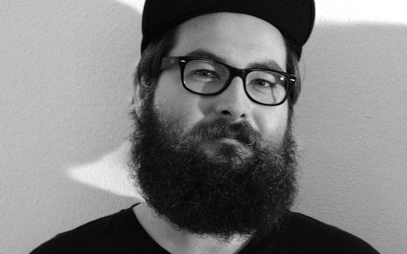 Schwarz-weiß Portrait eines Mannes mit Brille und Vollbart