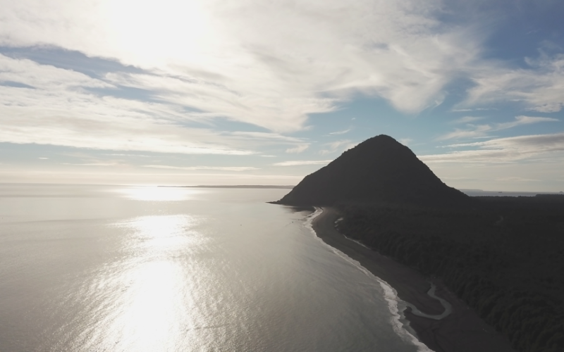 Drohnenbild der geologischen Formation von Vilcun, wo sich die Felsenkunst-Höhlen im Nordwesten Patagoniens befinden. Die natürliche Pyramide bildet eine Verbindungsstelle zwischen dem Südpazifik und mehreren Vulkanen, einschließlich des Chaitén.