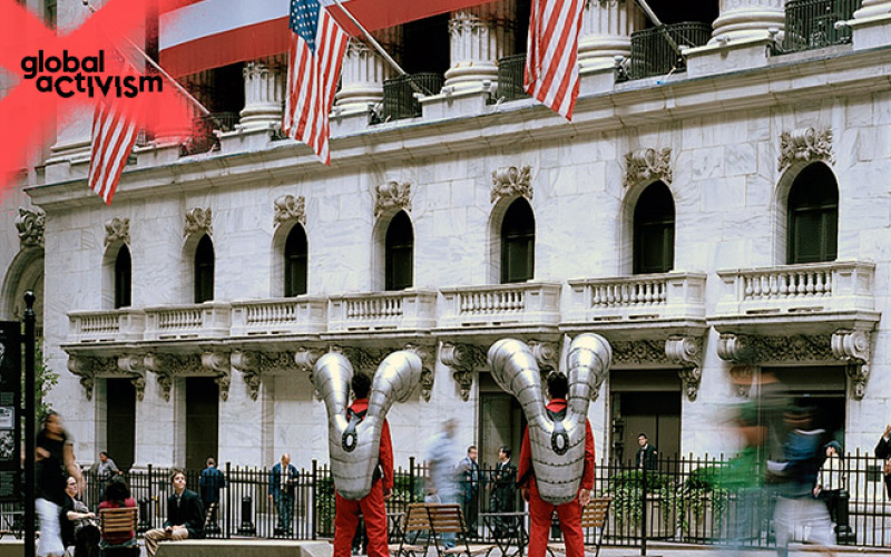 Zwei Männer in futuristischen Anzügen stehen vor der New Yorker Börse
