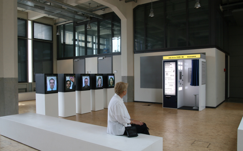 ZKM_Foyer mit dem Fotoautomaten im Hintergrund