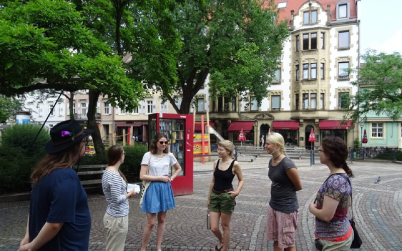 Das Foto zeigt sechs Personen im Halbkreis stehend während der Konsum-Global-Karlsruhe Führung.