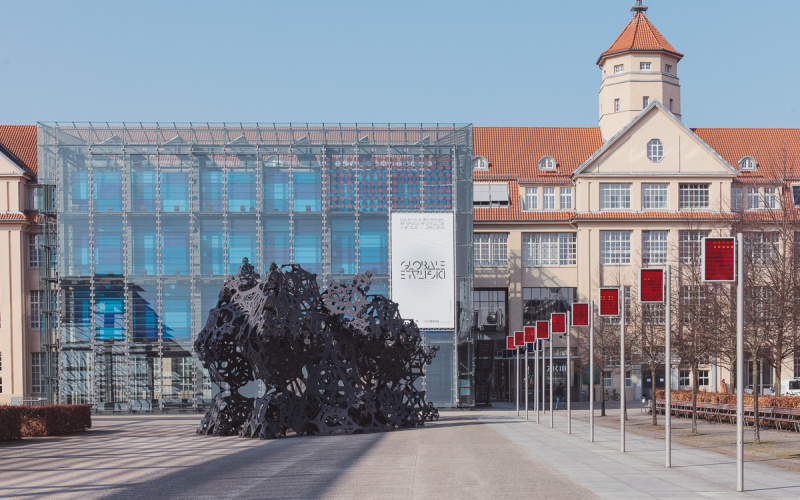 Glasgebäude mit weißem Banner mit Globale Schriftzug
