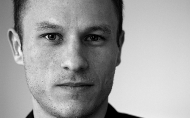 Photo of the face of the artist Ruediger John in black and white