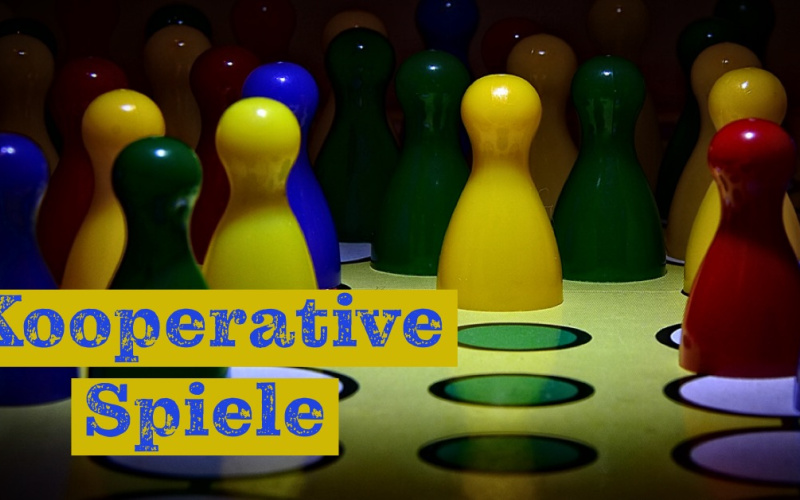 Bunte Spielfiguren auf einem Spielfeld
