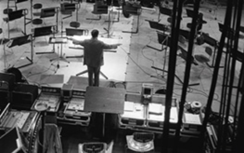 Schwarz-Weiß Foto von Pierre Boulez im leeren IRCAM Paris