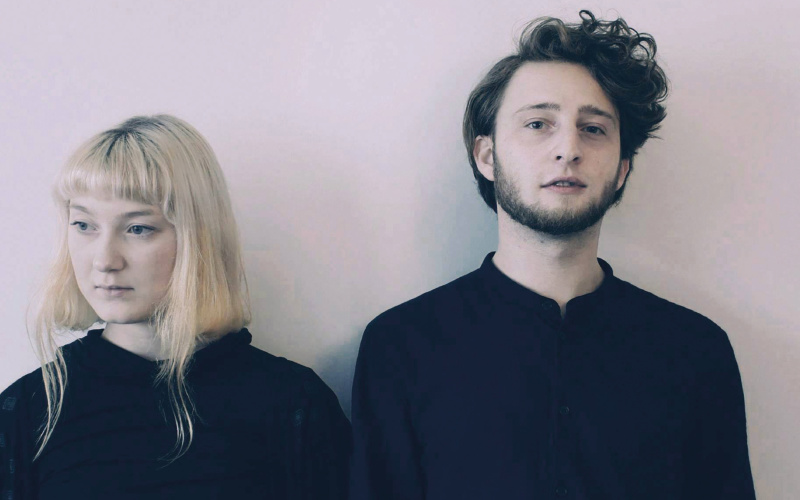 Das Bild zeigt die beiden MusikerInnen der Band NOVAA x Moglii