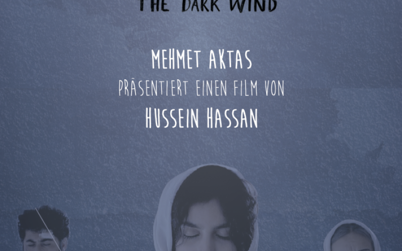 Zu sehen ist das Filmplakat des Films »Reseba«. Es ist blau eingefärbt und zeigt in der Mitte eine junge Frau mit Kopftuch. Rechts und links neben ihr sind kleiner ein Mann und eine ältere Frau, ebenfalls mit Kopftuch, zu sehen.