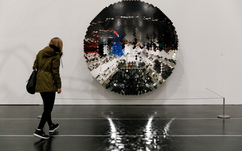 Eine Scheibe aus 4437 kleine Spiegelsteine, die die Umgebung reflektieren