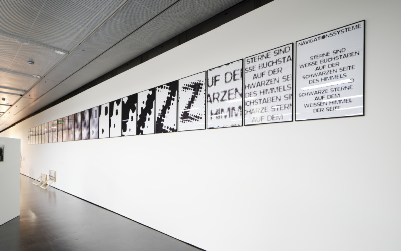 Das Foto zeigt eine Bilderreihe in der von rechts nach links immer näher in den Schriftzug reingezoomt wird. Unter anderem steht ganz rechts»...Sterne sind weiße Buchstaben auf der schwarzen Seite des Himmels...« 