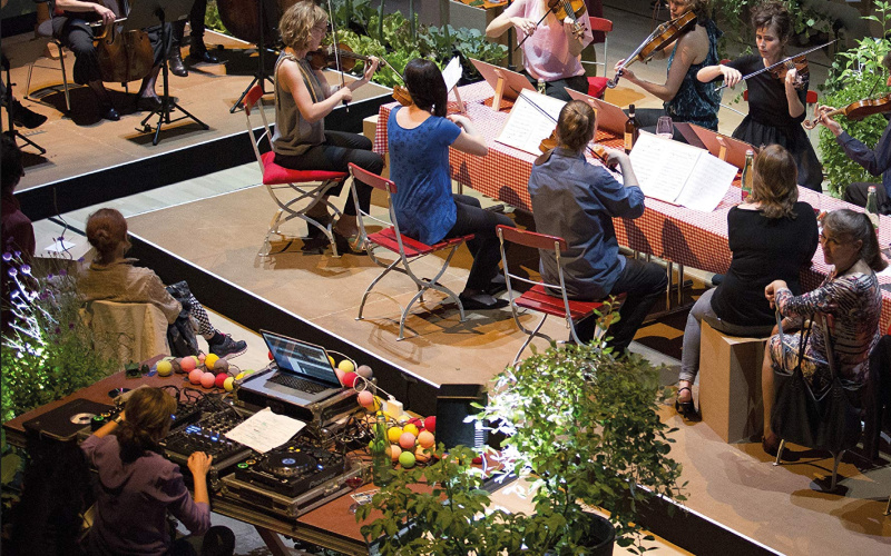 Cover der Publikation »Classical Concert Studies«, Blick in einen Konzertsaal auf Musizierende 
