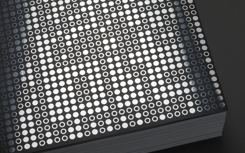 Vorderseite des Buchs „A little Known Story about a Movement, a Magazine, and the Computer’s Arrival in Art“: leere und ausgefüllte silberne Kreise auf schwarzem Grund, die Binärcode symbolisieren