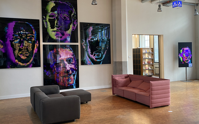 Zuck-Err-DNA Foyer