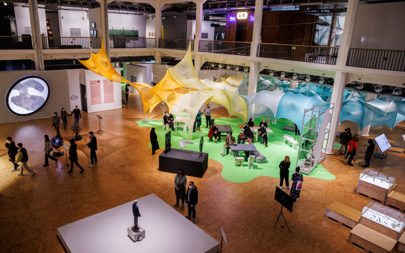 Große raumfüllende Installation aus Stoff in der ZKM-Ausstellung "BioMedien".