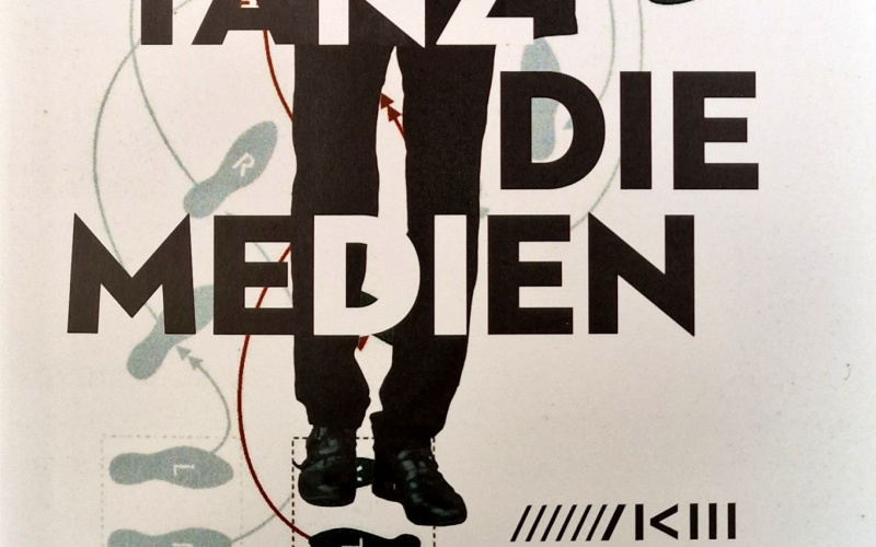 Zu sehen ist ein Mann, GJ Lischka, er ist in einer tanzenden Bewegung festgehalten und die Schrift TANZ DIE MEDIEN zieht sich über das Bild