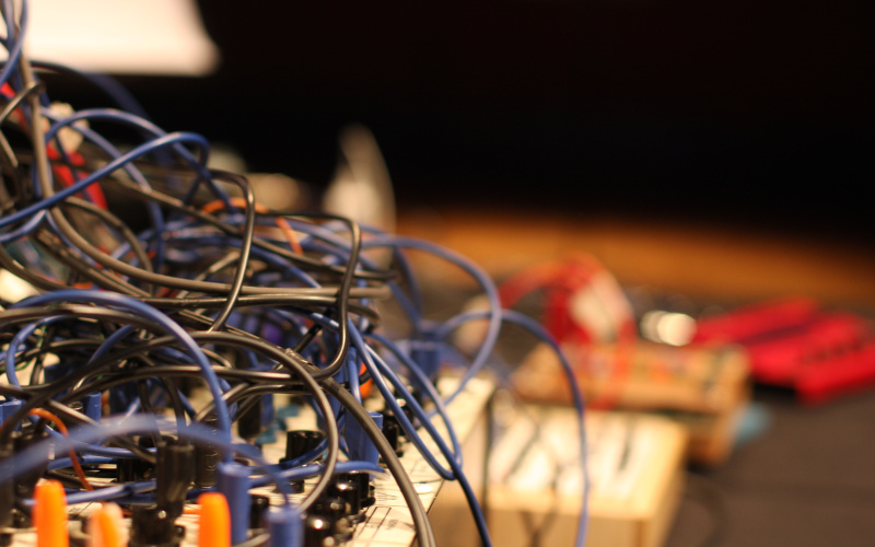 Modularsynthesizer mit roten und blauen Kablen.