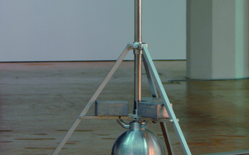 Jonathan Borofsky, »Heart Light«, 1991, Gießharz, Aluminiumständer mit Neonleuchte, Audioelektronik mit digital aufgenommenem Herzschlag des Künstlers