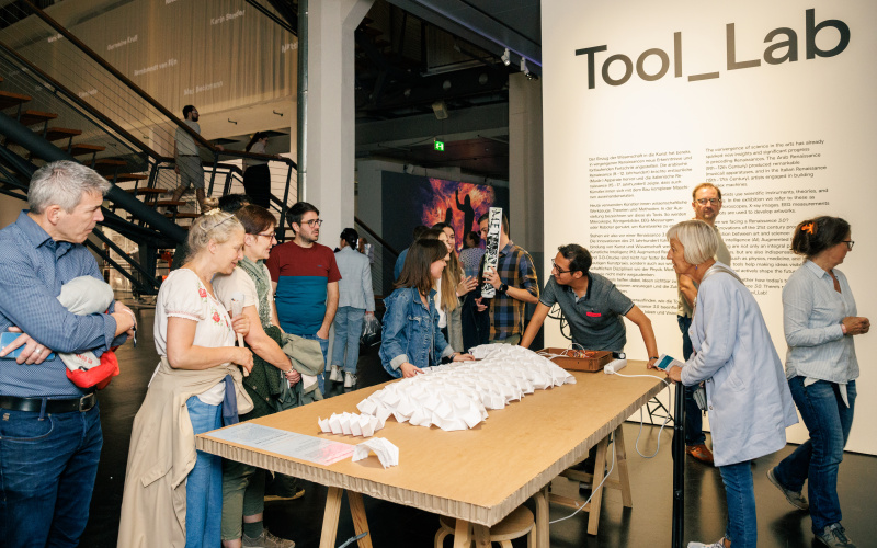 Besucher:innen der KAMUNA im Tool_Lab