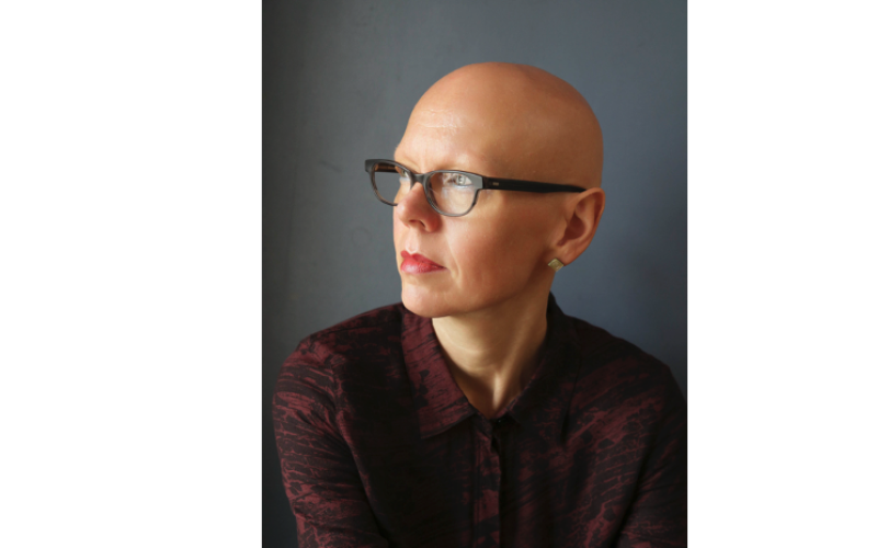 Die Philosophin Judith Siegmund blickt leicht nach rechts.