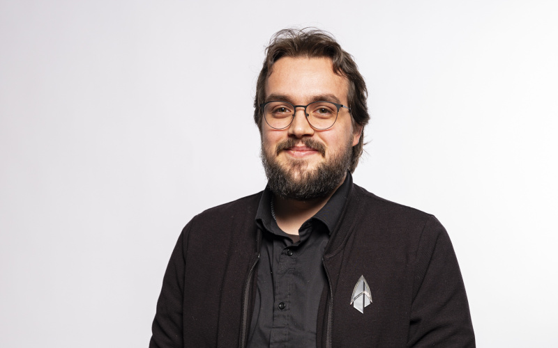 Ein sitzender dunkelhaariger junger Mann